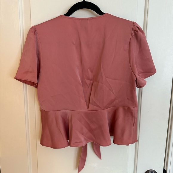 Women’s Size Medium Wild Fable Pink Tie Crop Short Sleeve Shirt - Picture 4 of 8